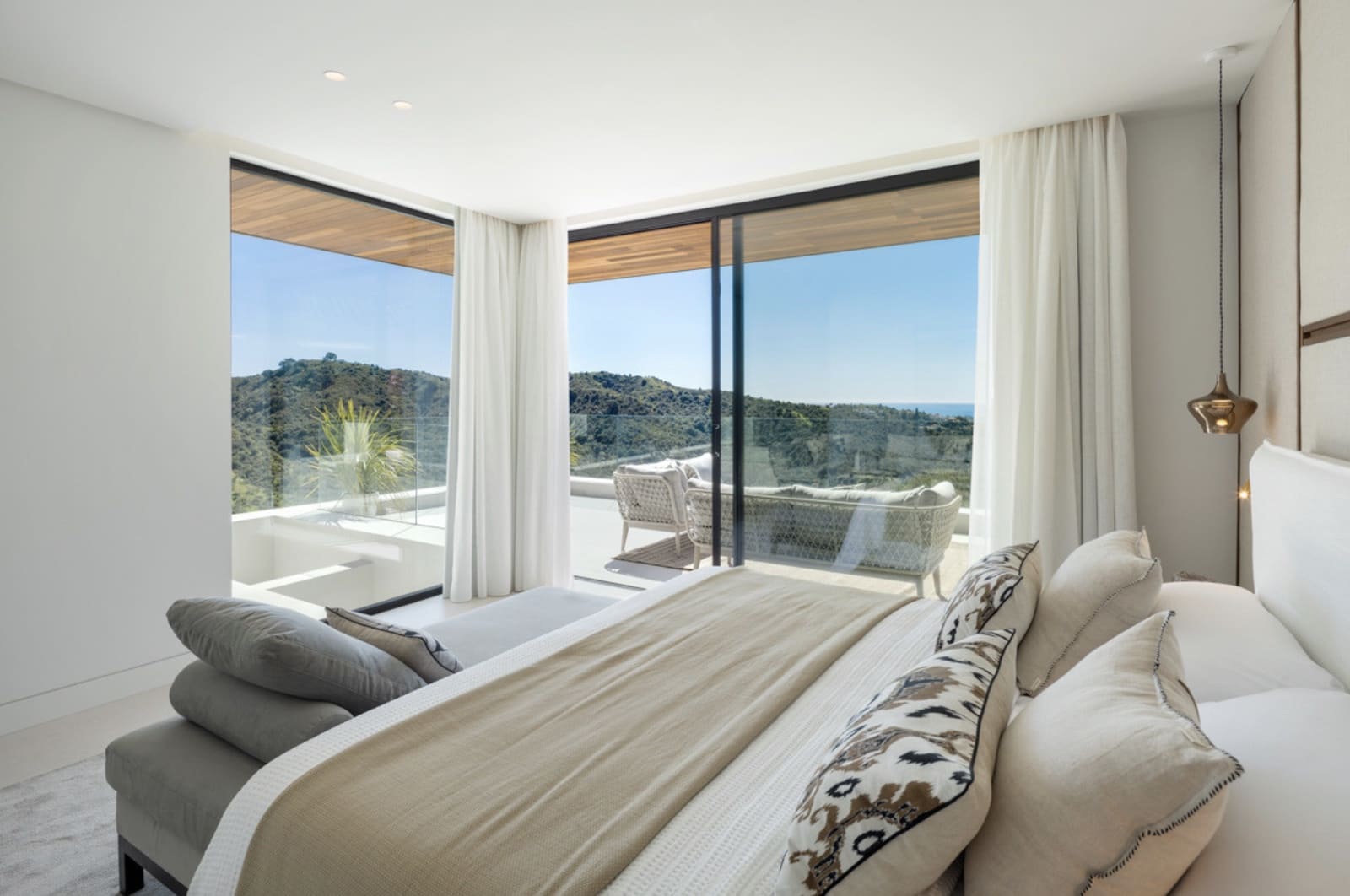 6 bedroom Villa for sale in La Quinta with pool garage - € 6,955,000 (Ref: 8930374)