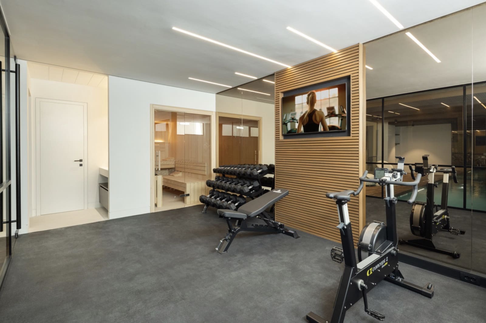 6 bedroom Villa for sale in La Quinta with pool garage - € 6,955,000 (Ref: 8930374)