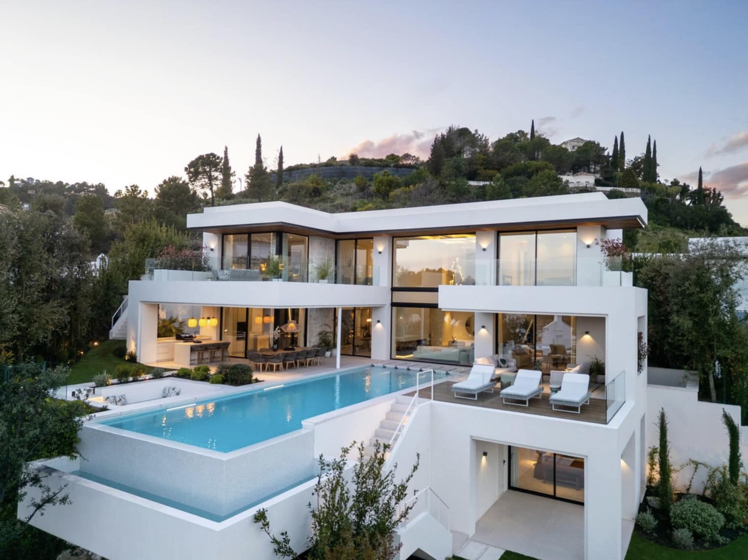 6 bedroom Villa for sale in La Quinta with pool garage - € 6,955,000 (Ref: 8930374)