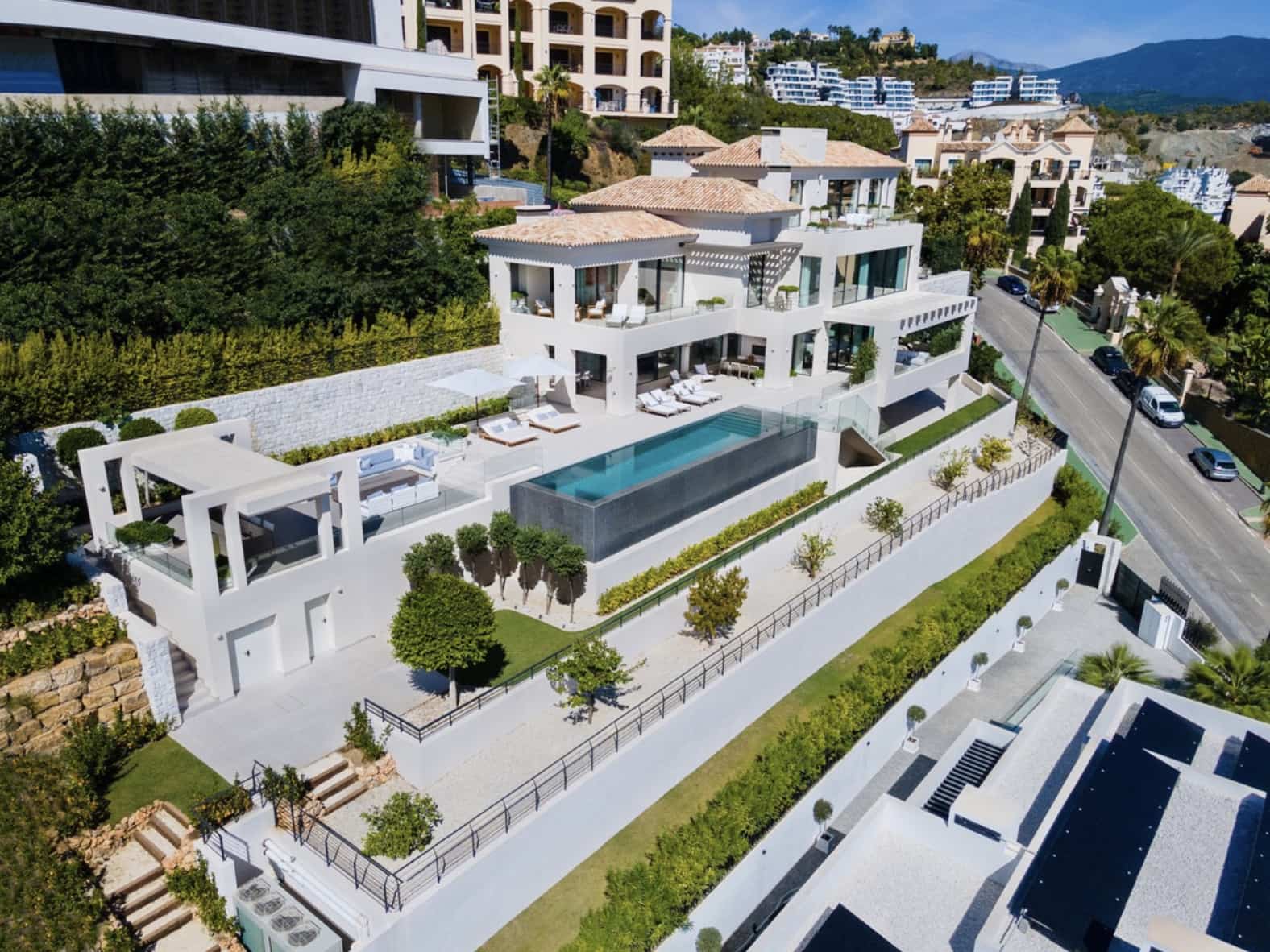 6 soverom Villa til salgs i La Quinta med svømmebasseng garasje - € 9 749 000 (Ref: 8935144)