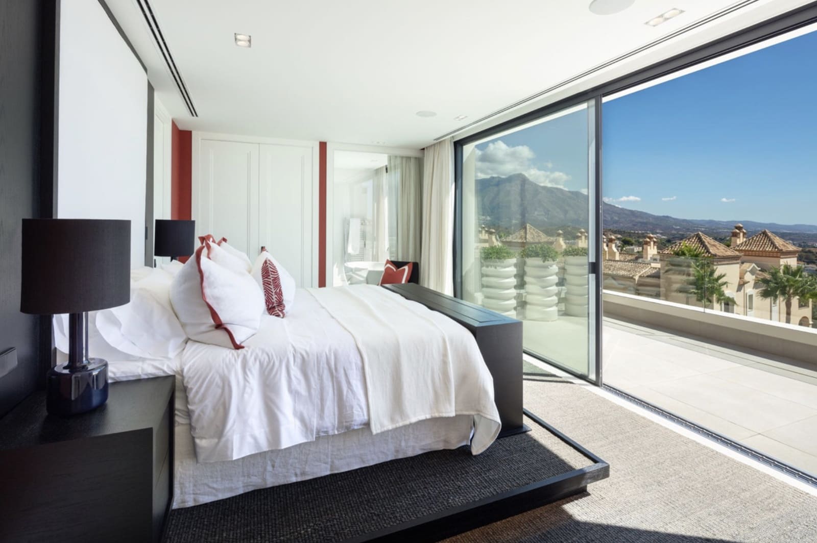 6 soverom Villa til salgs i La Quinta med svømmebasseng garasje - € 9 749 000 (Ref: 8935144)
