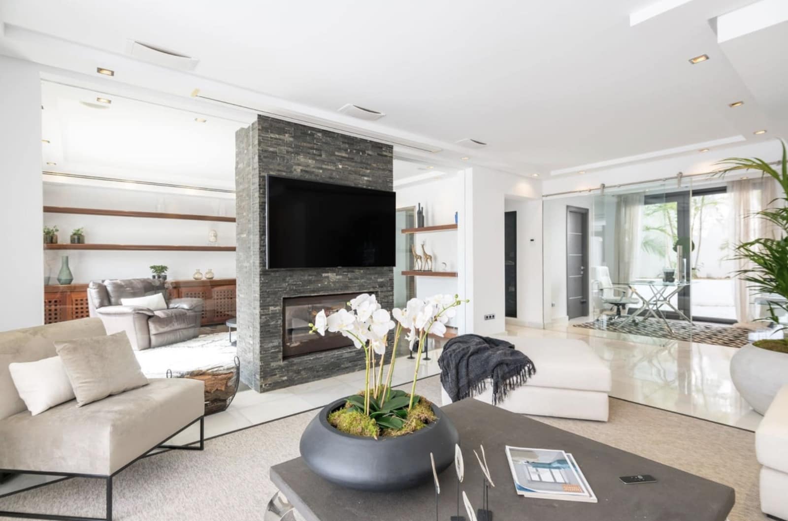 5 slaapkamer Villa te koop in Nueva Andalucia met zwembad garage - € 4.500.000 (Ref: 8950670)