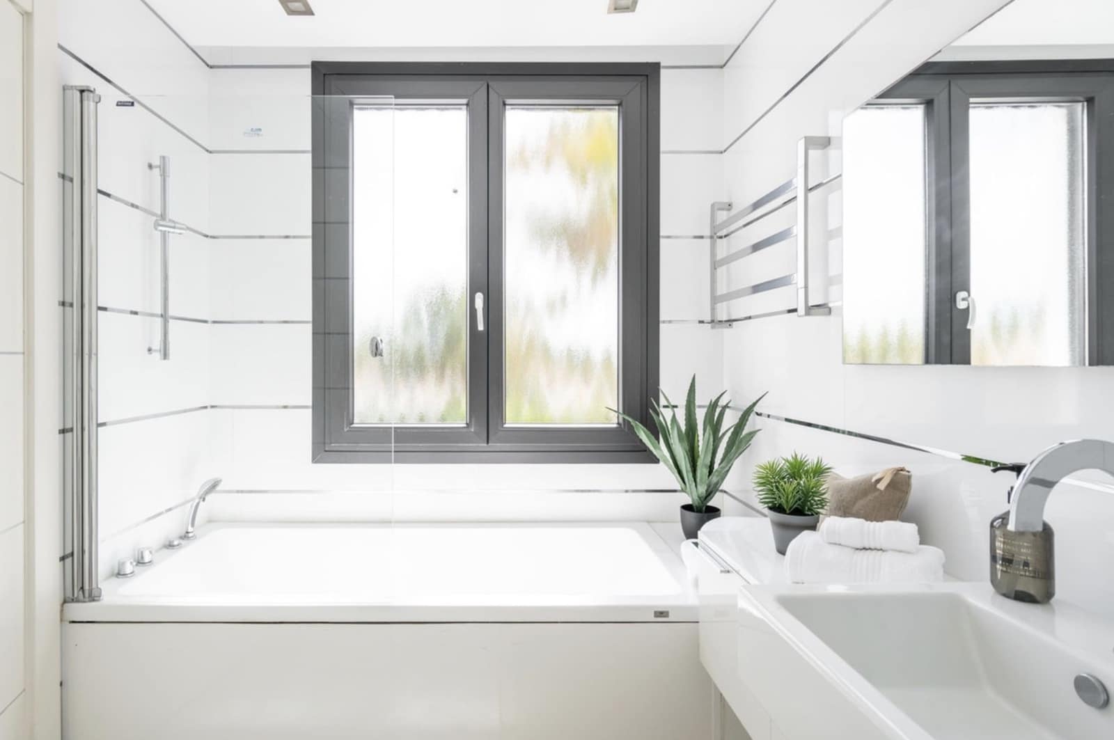 5 slaapkamer Villa te koop in Nueva Andalucia met zwembad garage - € 4.500.000 (Ref: 8950670)