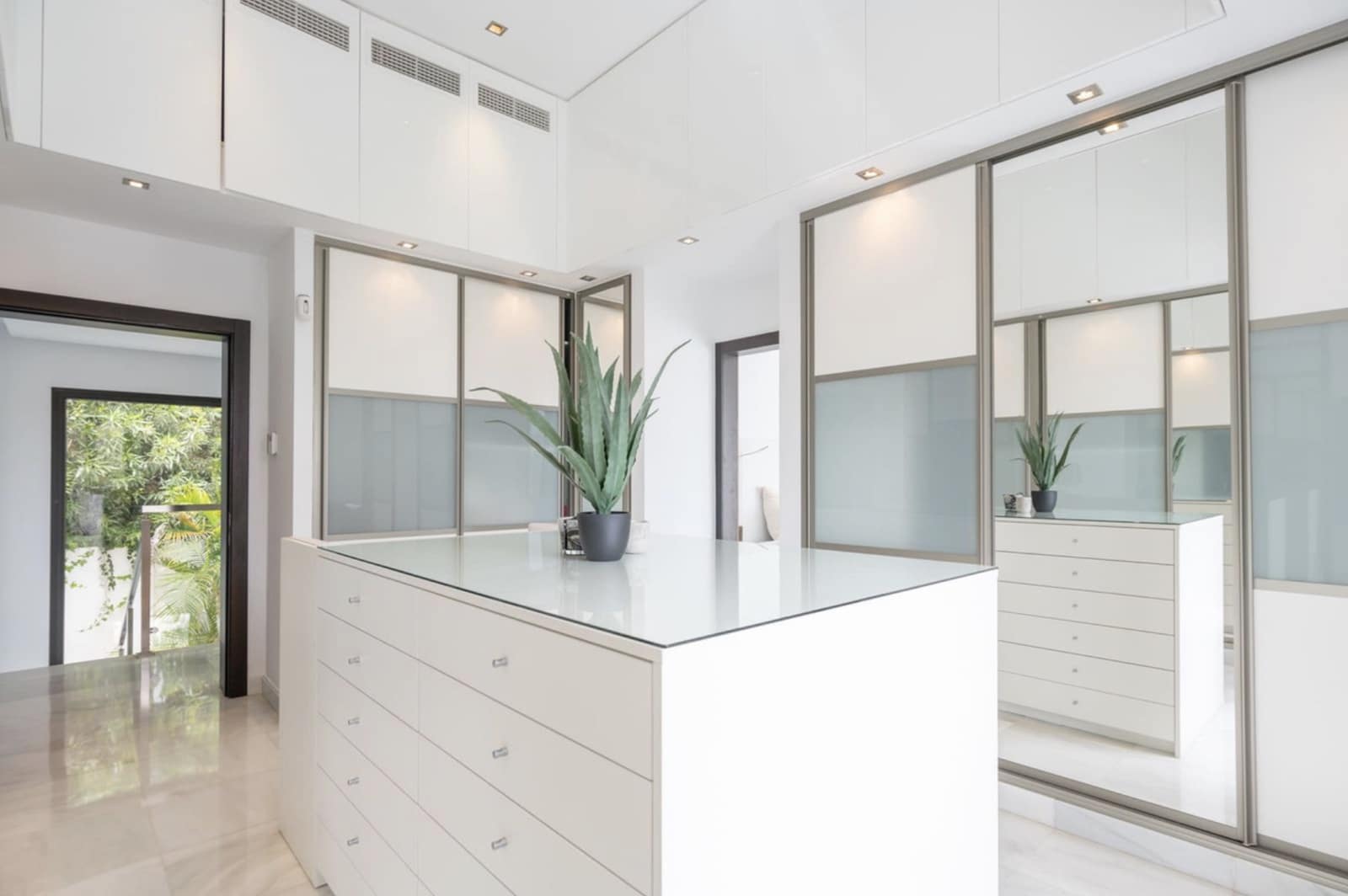 5 chambre Villa/Maison à vendre à Nueva Andalucia avec piscine garage - 4 500 000 € (Ref: 8950670)