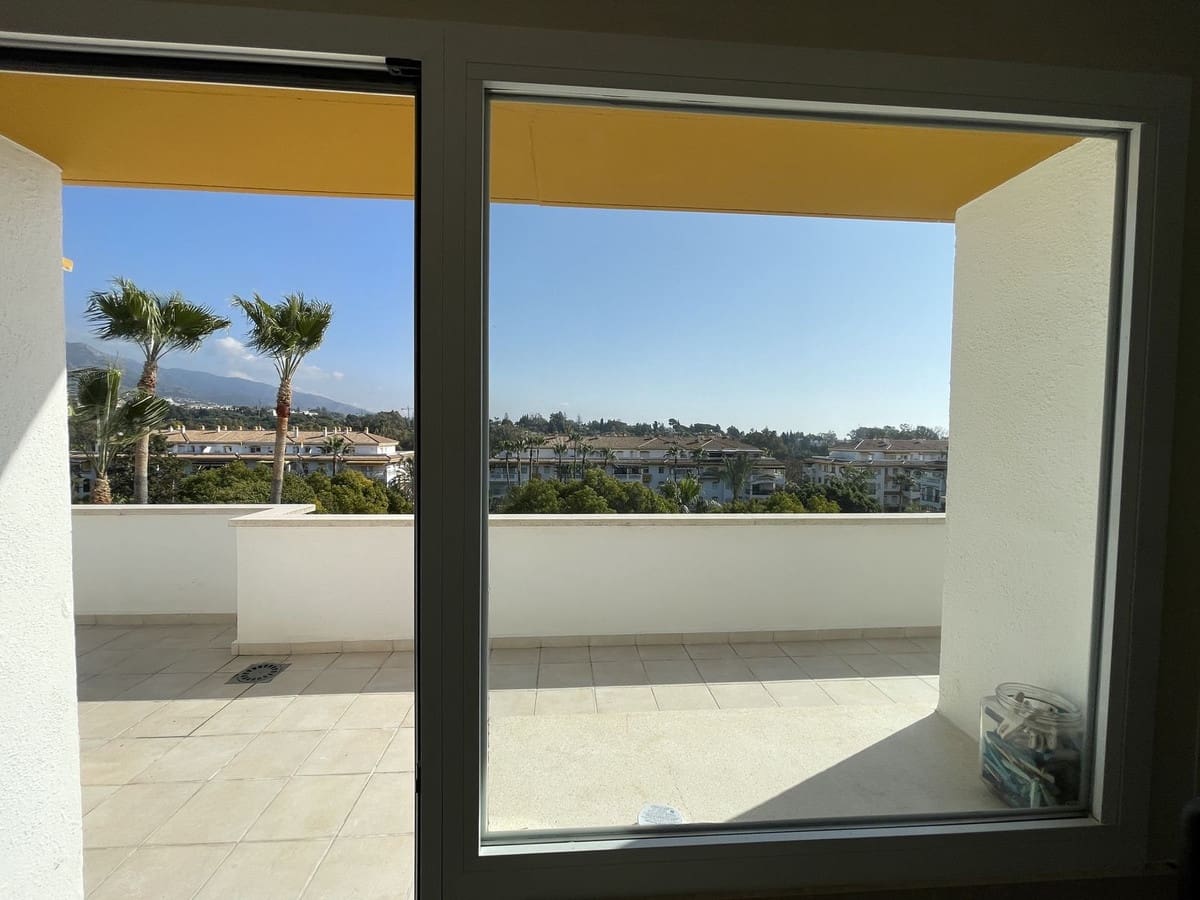 2 sypialnia Penthouse na sprzedaż w Nueva Andalucia z basenem garażem - 590 000 € (Ref: 8961566)