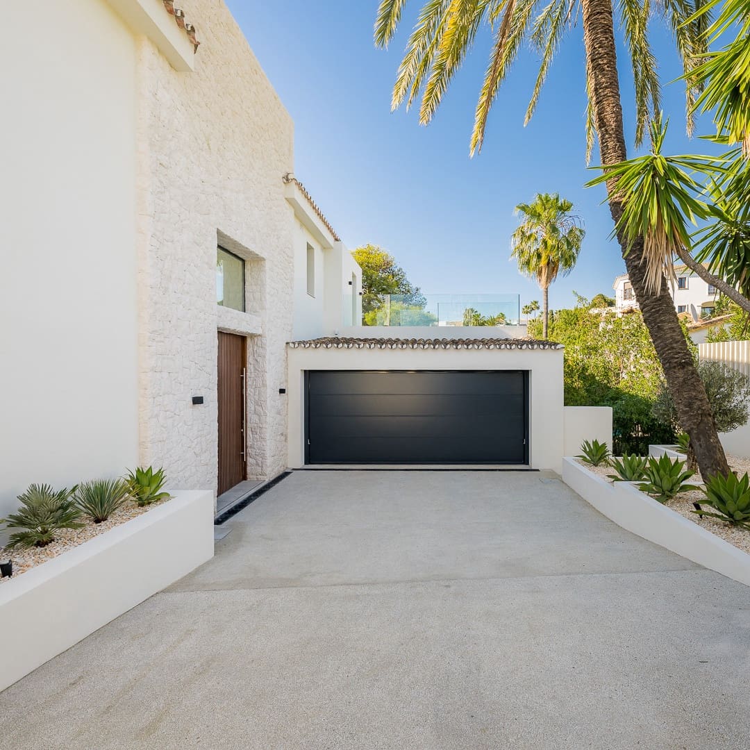 6 bedroom Villa for sale in Marbella with pool garage - € 3,975,000 (Ref: 8968240)