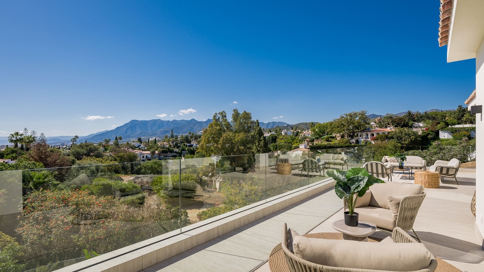 6 bedroom Villa for sale in Marbella with pool garage - € 3,975,000 (Ref: 8968240)