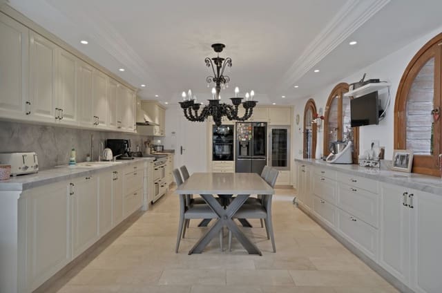 5 sovrum Villa till salu i Marbella med pool garage - 2 690 000 € (Ref: 8976109)