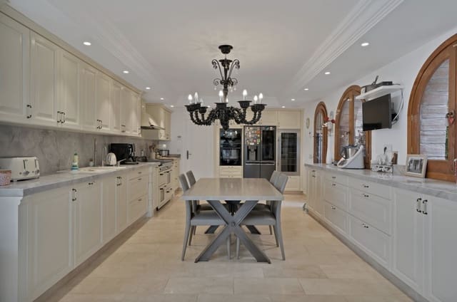5 sypialnia Willa na sprzedaż w Marbella z basenem garażem - 2 450 000 € (Ref: 8976109)