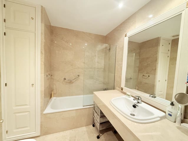 4 chambre Penthouse à vendre à Marbella avec piscine garage - 1 500 000 € (Ref: 8979096)