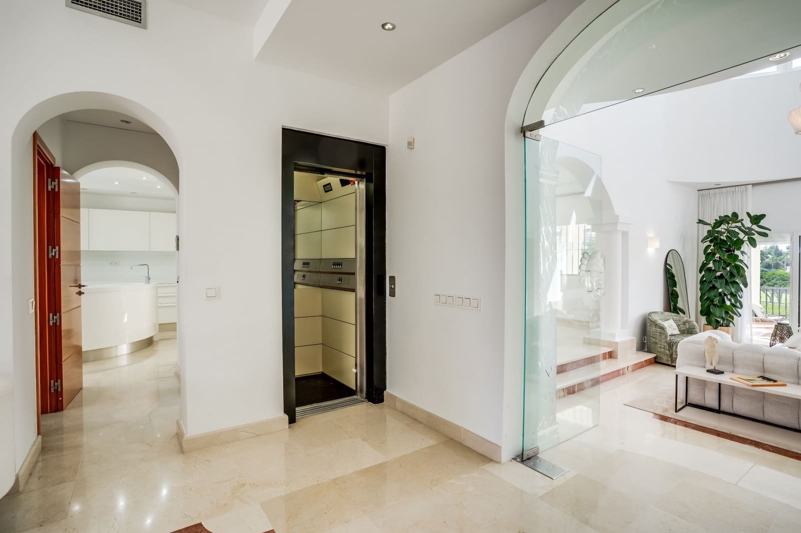 7 sovrum Villa till salu i Marbella med pool garage - 3 850 000 € (Ref: 8992207)