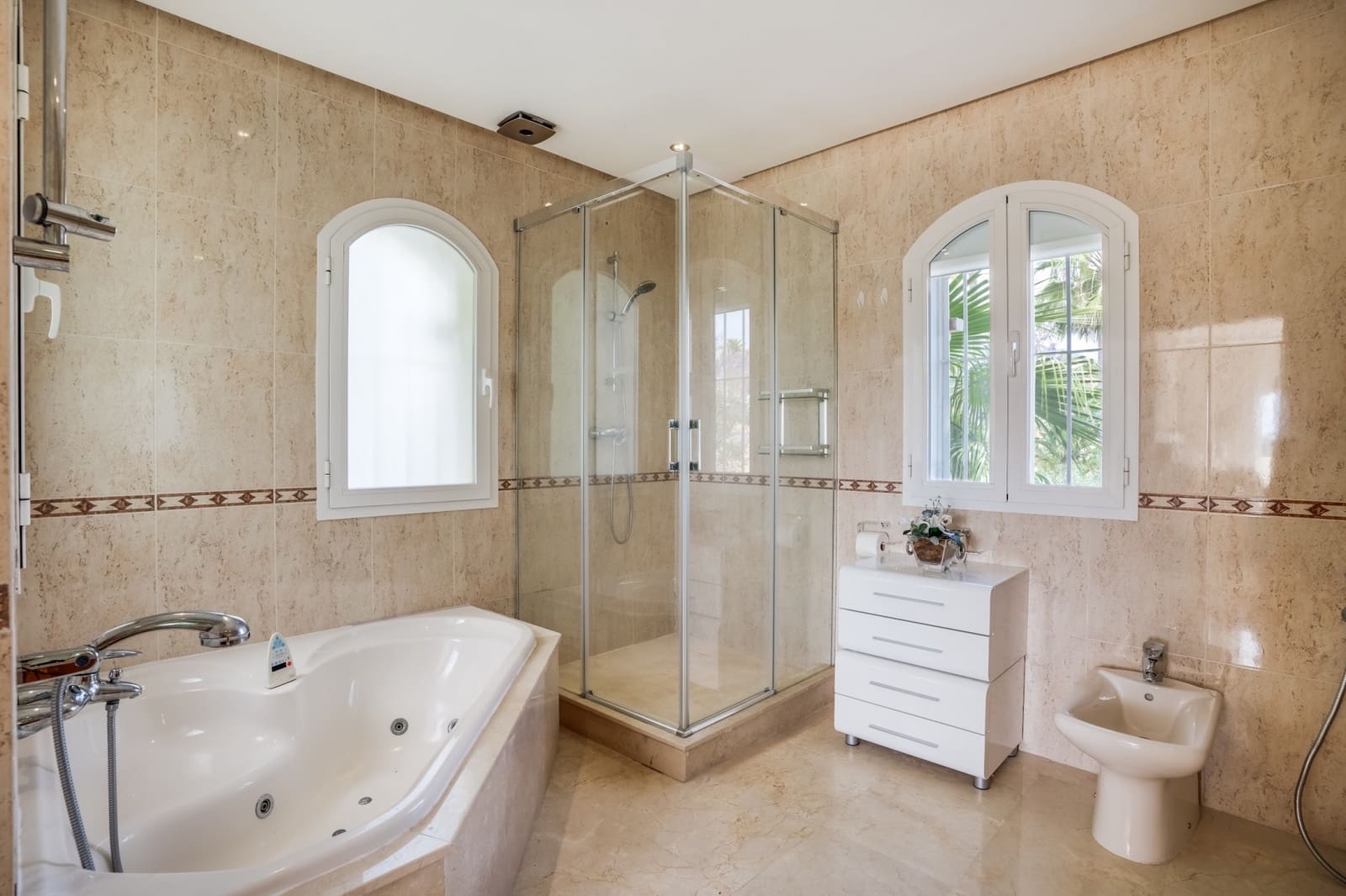 7 sovrum Villa till salu i Marbella med pool garage - 3 850 000 € (Ref: 8992207)