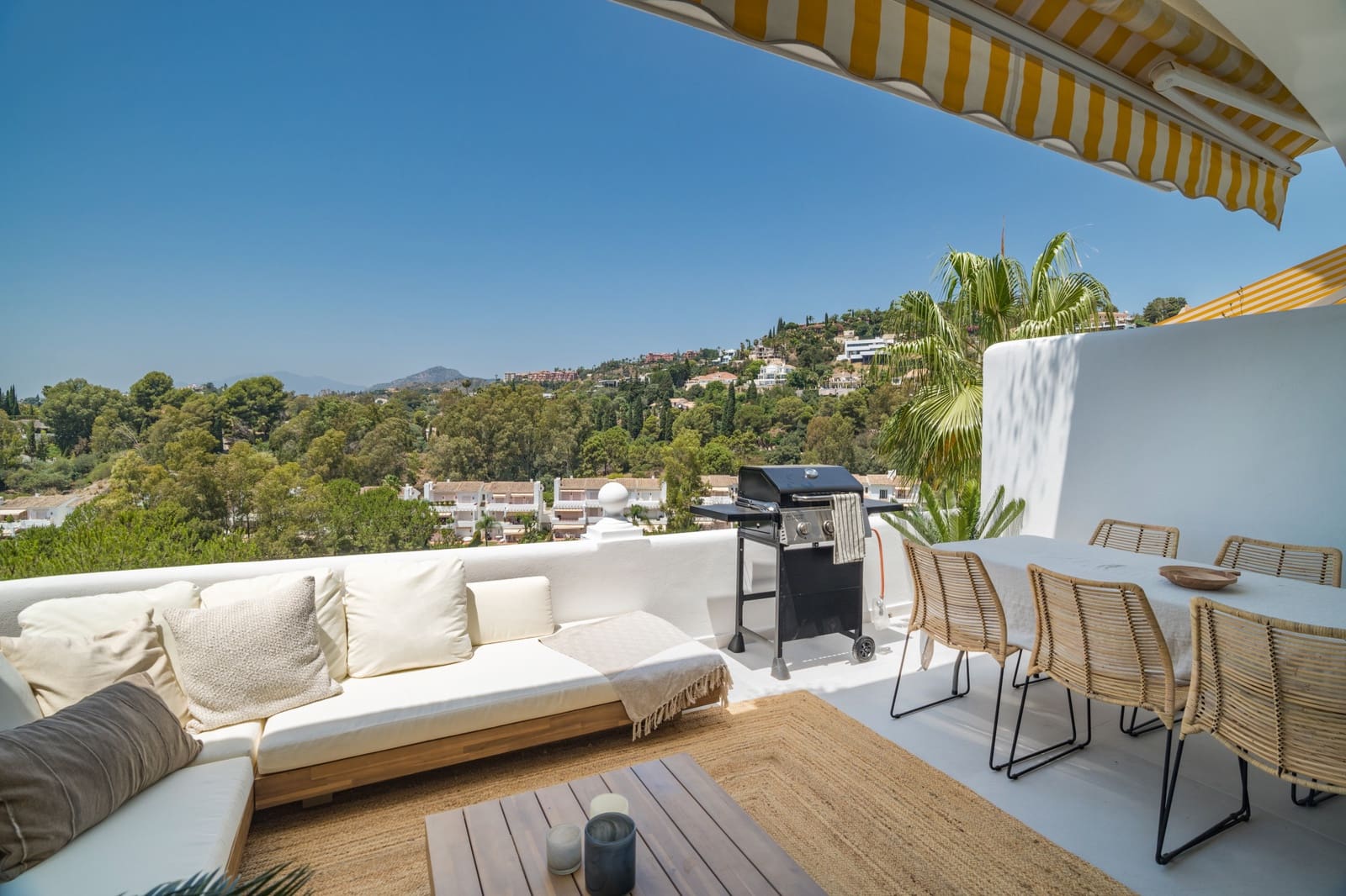 3 bedroom Apartment for sale in Benahavis with pool - € 649,000 (Ref: 8992211)