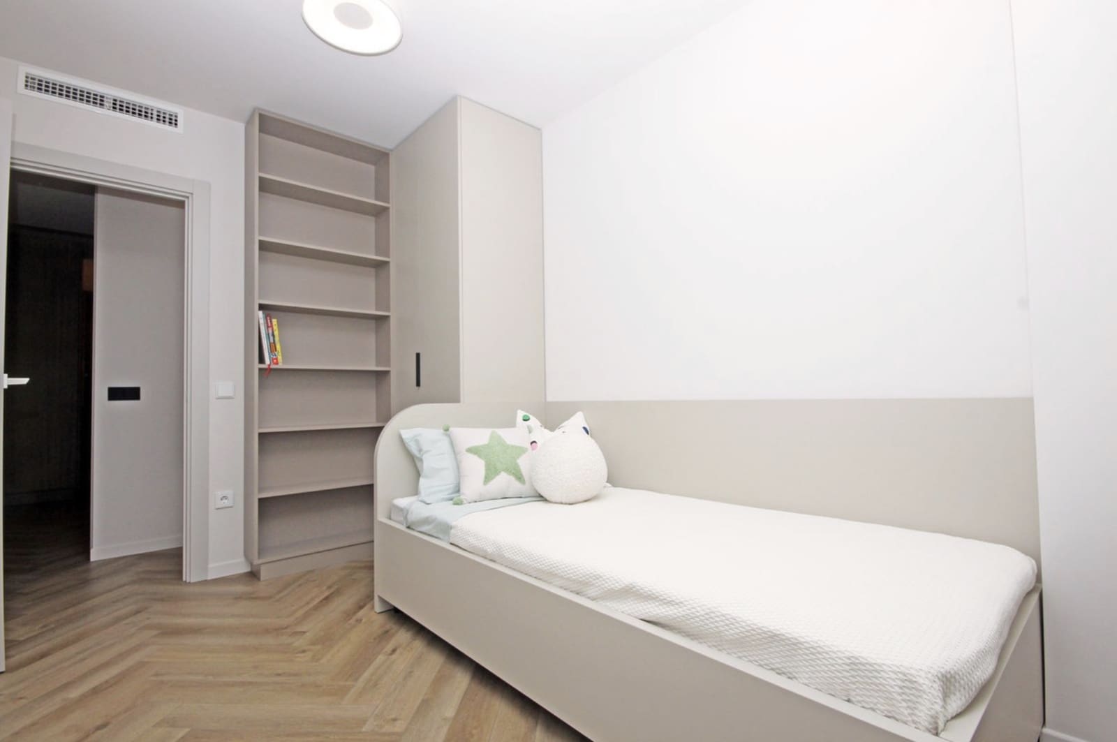 3 bedroom Apartment for sale in Nueva Andalucia with pool garage - € 1,190,000 (Ref: 9013816)