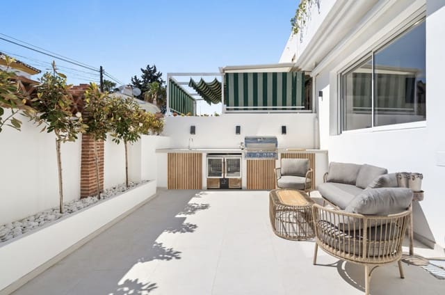 4 soveværelse Byhus til salg i San Pedro de Alcantara, Marbella med garage - € 1.195.000 (Ref: 9013817)