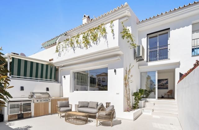 4 soveværelse Byhus til salg i San Pedro de Alcantara, Marbella med garage - € 1.195.000 (Ref: 9013817)