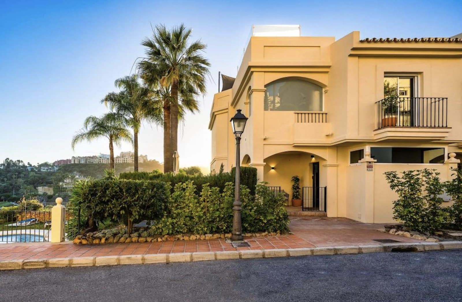 3 chambre Maison de Ville à vendre à Benahavis avec piscine garage - 1 490 000 € (Ref: 9018206)