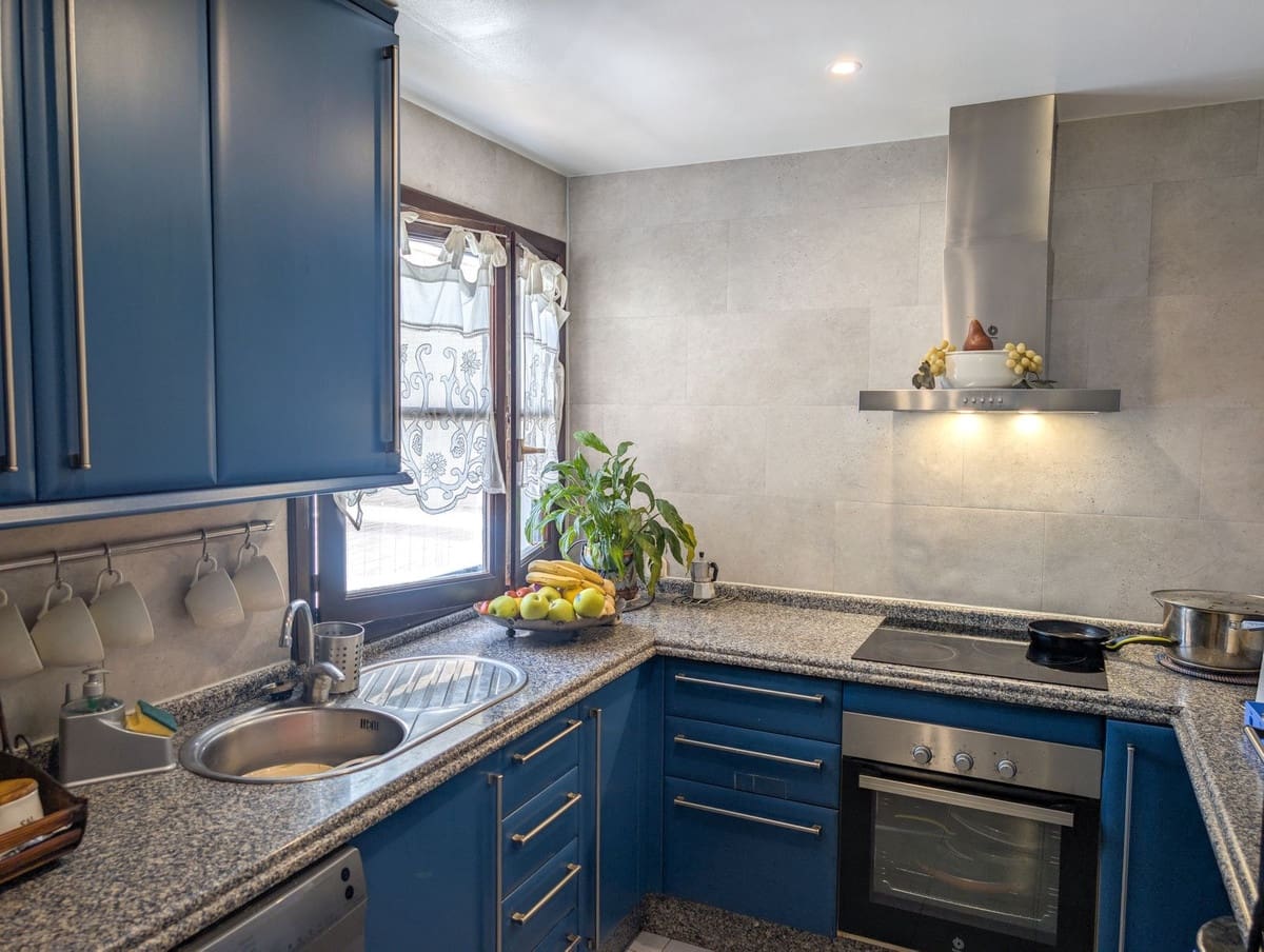 3 bedroom Penthouse for sale in Marbella - € 725,000 (Ref: 9026748)