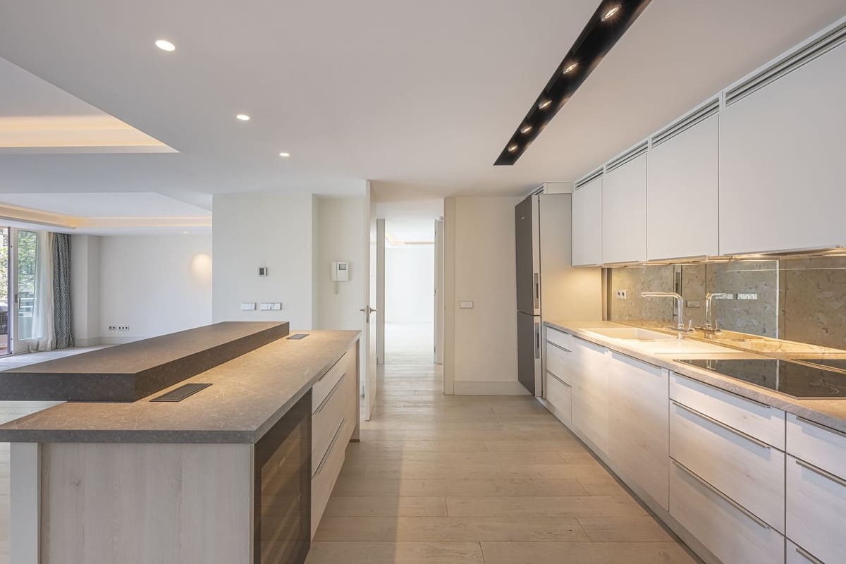 2 sovrum Lägenhet till salu i Marbella med pool garage - 1 650 000 € (Ref: 9026749)