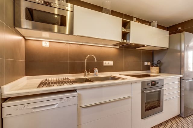 2 soverom Penthouse til salgs i Marbella med svømmebasseng garasje - € 560 000 (Ref: 9029491)