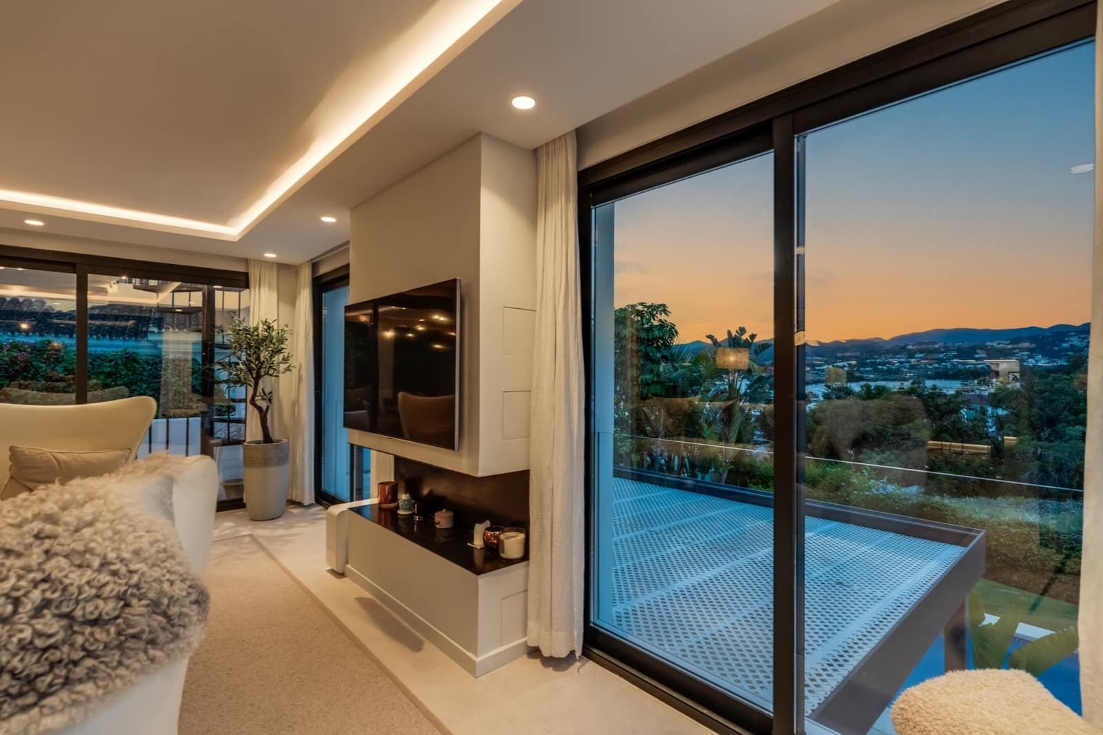 4 bedroom Villa for sale in Nueva Andalucia with pool garage - € 1,995,000 (Ref: 9034451)