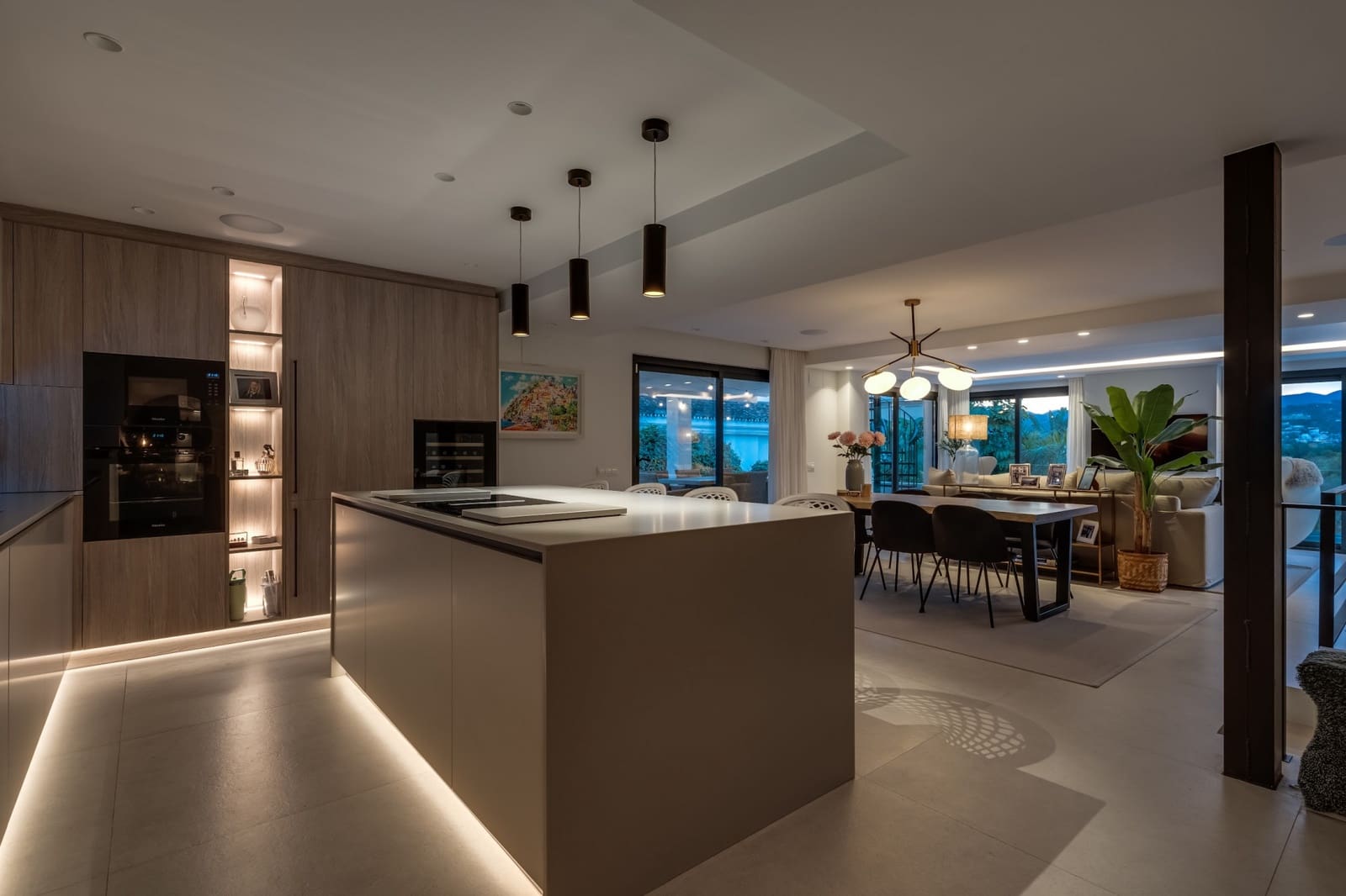 4 bedroom Villa for sale in Nueva Andalucia with pool garage - € 1,995,000 (Ref: 9034451)