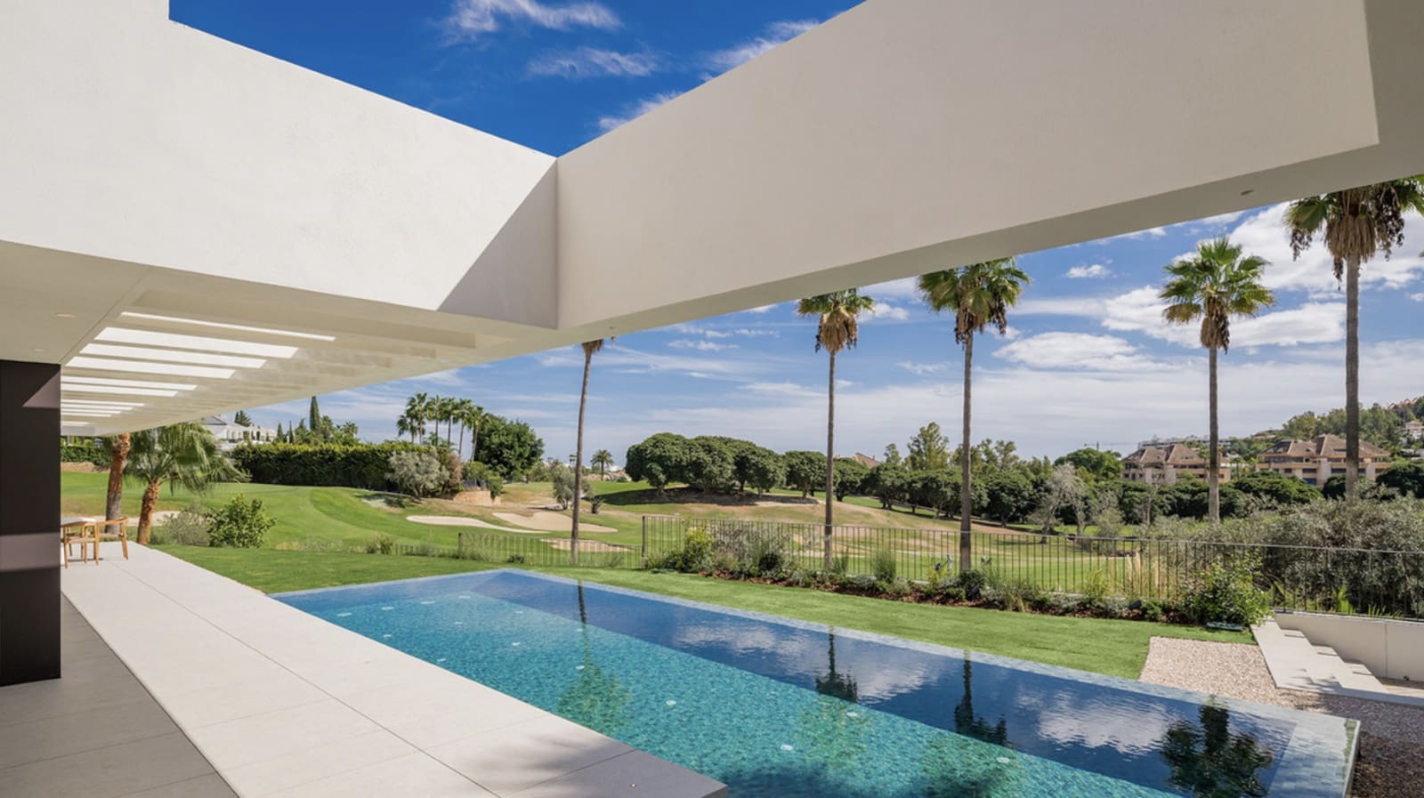 Chalet de 4 habitaciones en Nueva Andalucia en venta con piscina garaje - 5.975.000 € (Ref: 9034452)