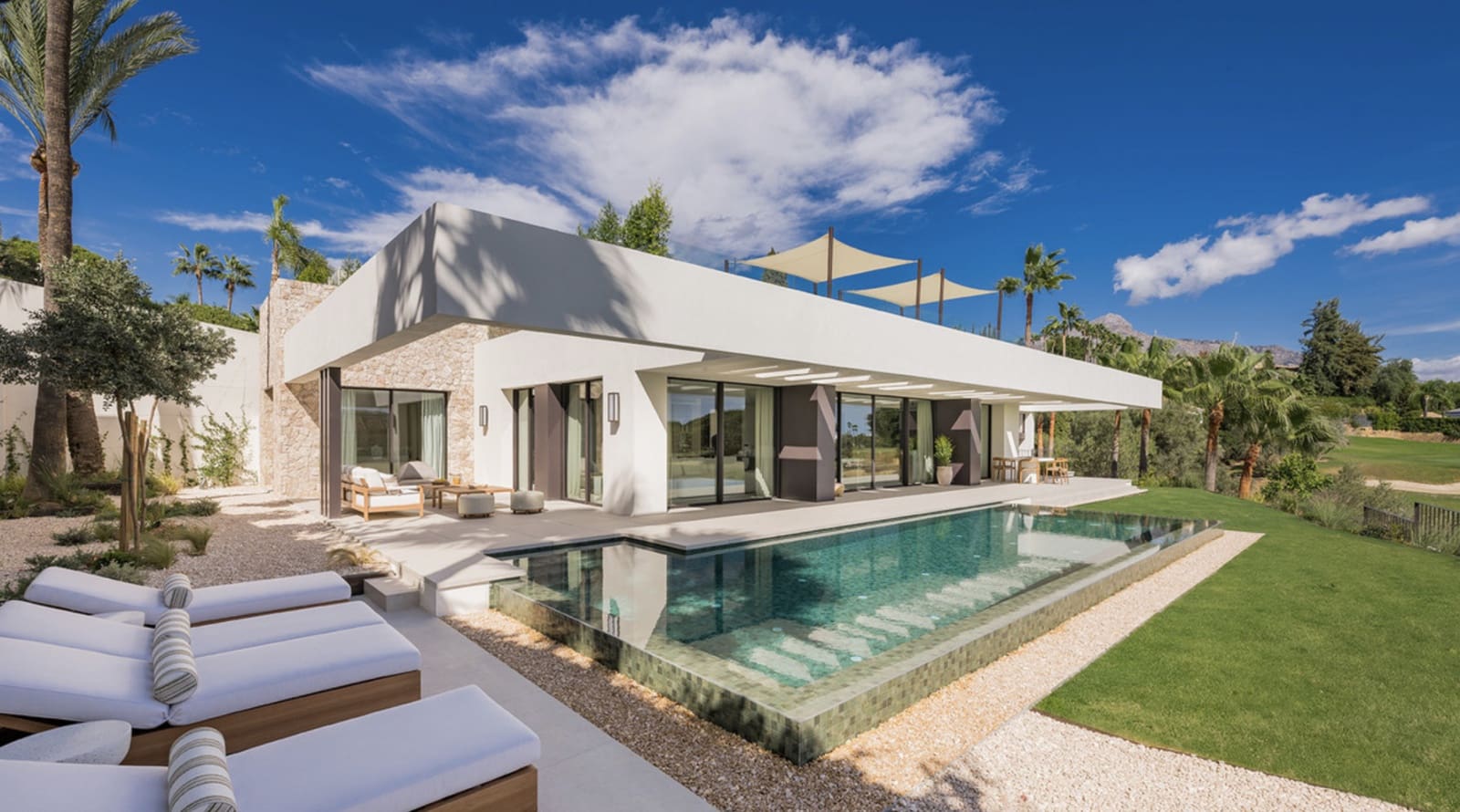 Chalet de 4 habitaciones en Nueva Andalucia en venta con piscina garaje - 5.975.000 € (Ref: 9034452)