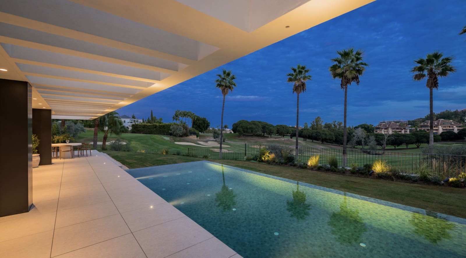4 soverom Villa til salgs i Nueva Andalucia med svømmebasseng garasje - € 5 975 000 (Ref: 9034452)