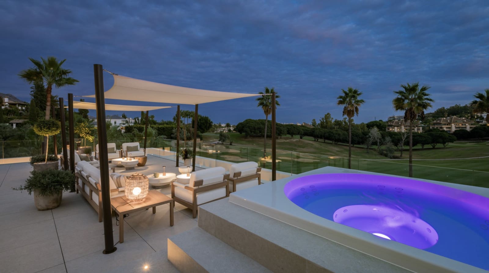 4 soverom Villa til salgs i Nueva Andalucia med svømmebasseng garasje - € 5 975 000 (Ref: 9034452)