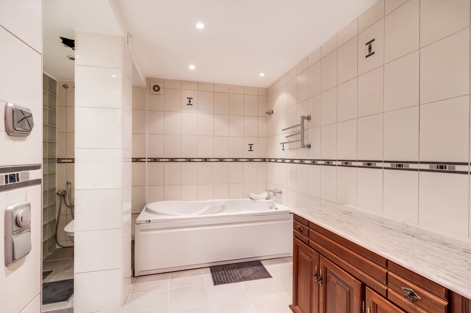 5 bedroom Apartment for sale in Estepona with pool garage - € 679,000 (Ref: 9057519)