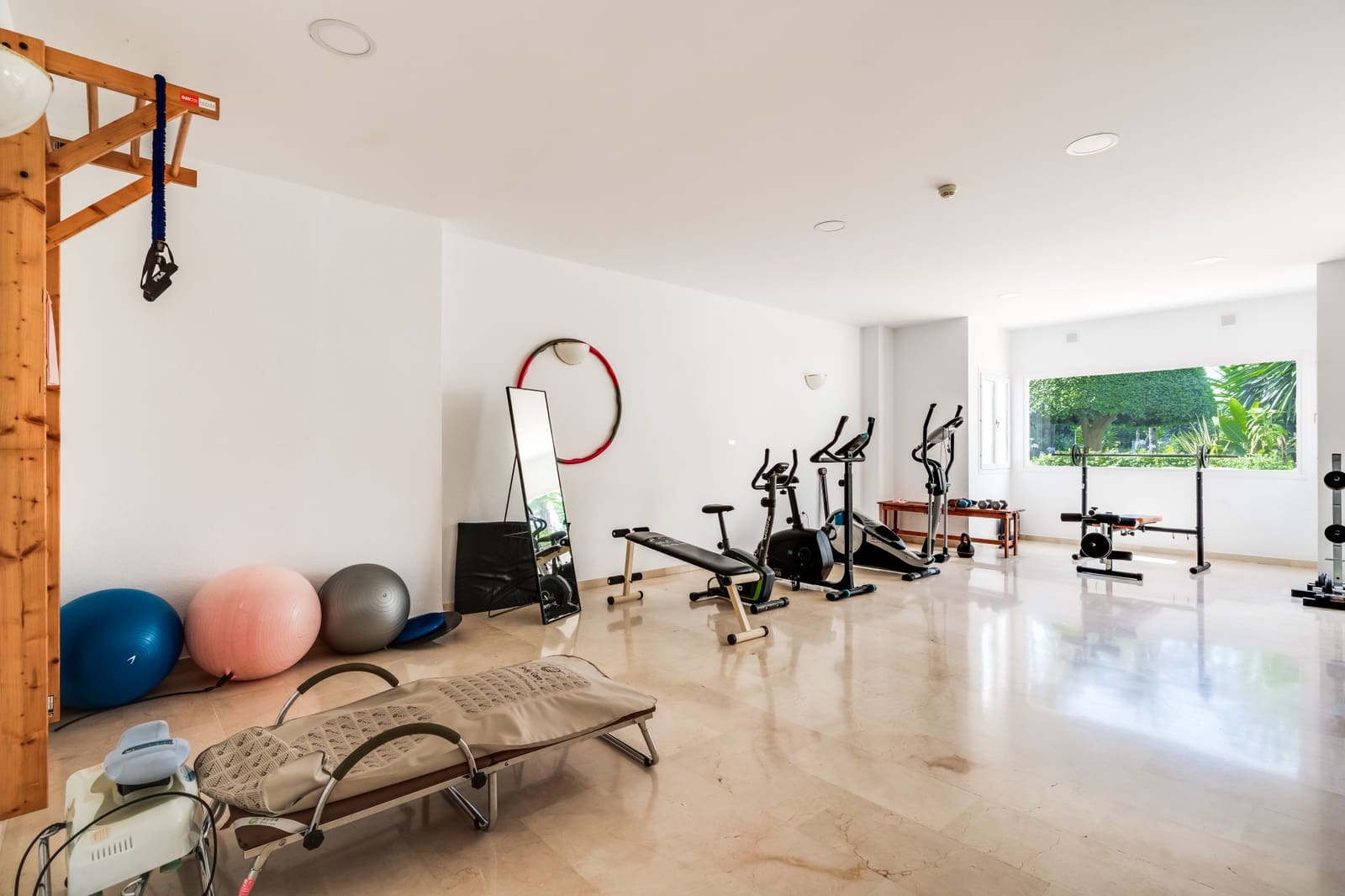 5 bedroom Apartment for sale in Estepona with pool garage - € 679,000 (Ref: 9057519)