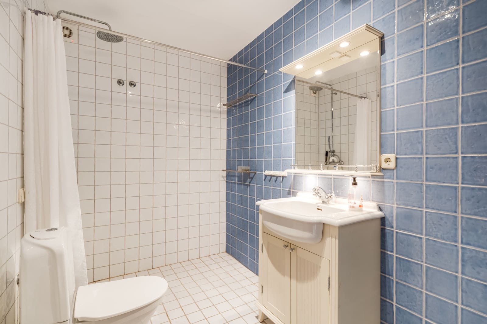 5 bedroom Apartment for sale in Estepona with pool garage - € 679,000 (Ref: 9057519)