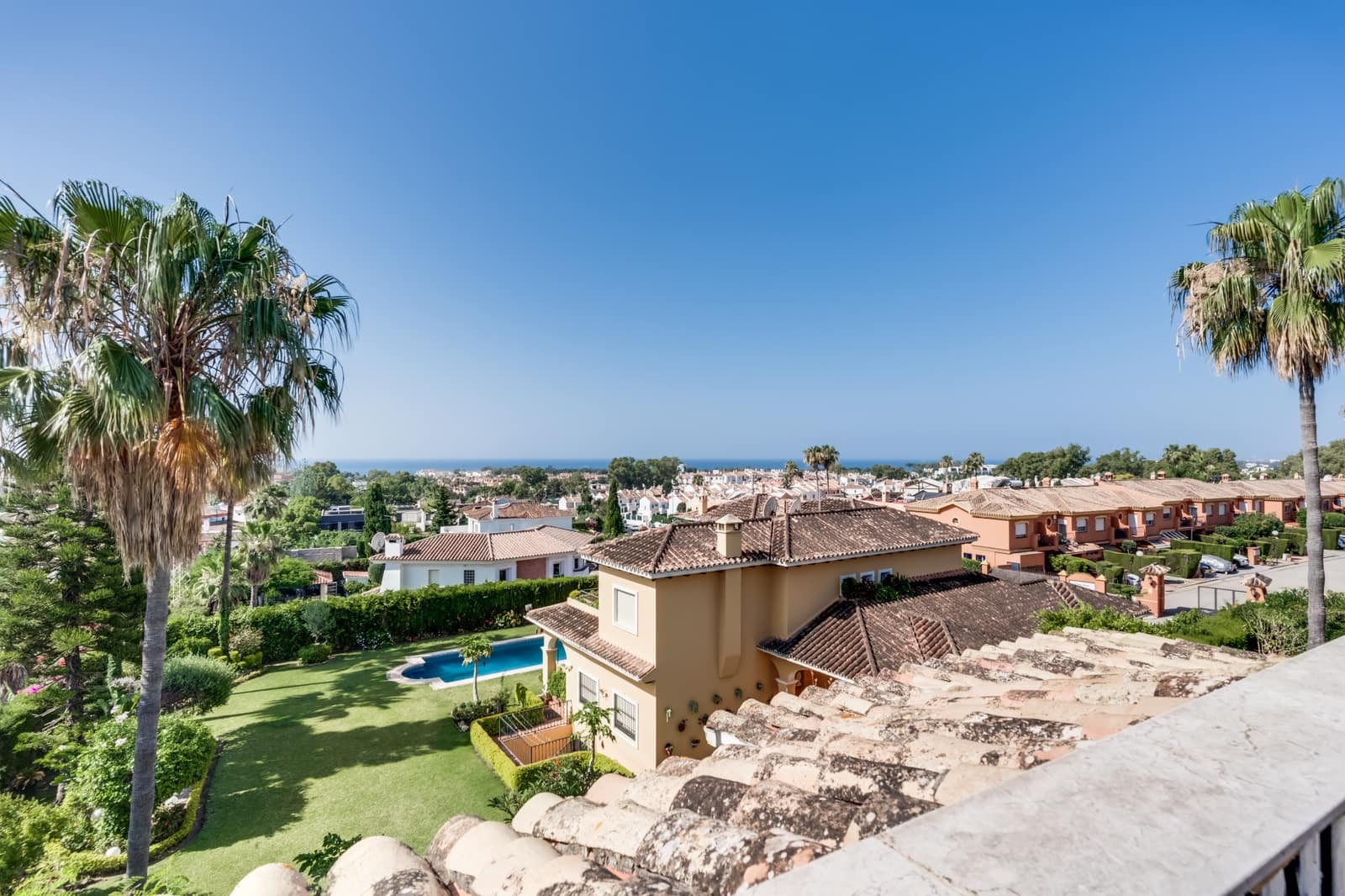 5 bedroom Apartment for sale in Estepona with pool garage - € 679,000 (Ref: 9057519)