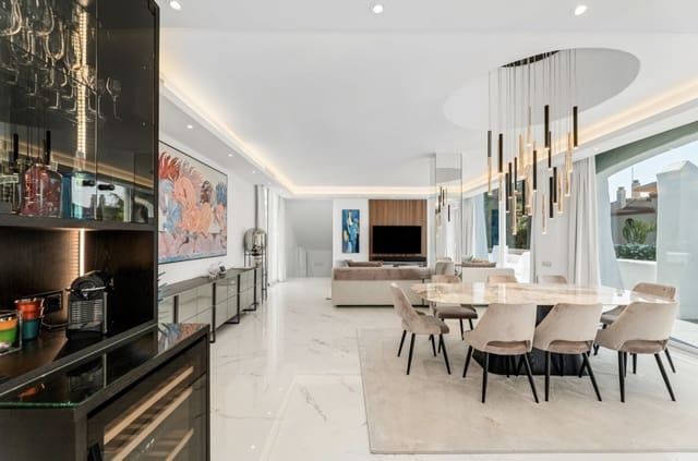 4 sypialnia Penthouse na sprzedaż w Puerto Banus, Marbella z basenem garażem - 3 200 000 € (Ref: 9100687)