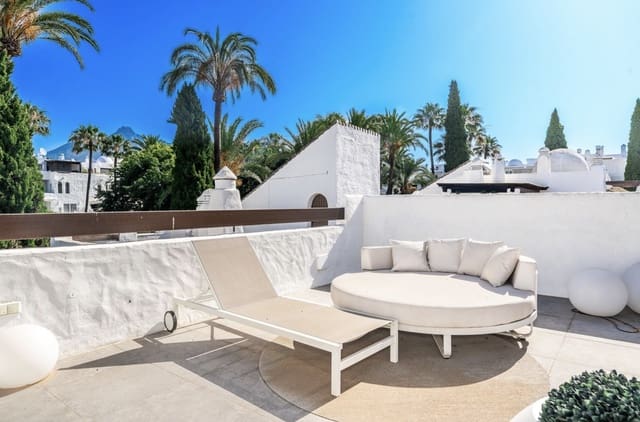 4 sypialnia Penthouse na sprzedaż w Puerto Banus, Marbella z basenem garażem - 3 200 000 € (Ref: 9100687)