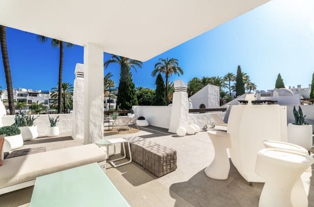 4 sypialnia Penthouse na sprzedaż w Puerto Banus, Marbella z basenem garażem - 3 200 000 € (Ref: 9100687)