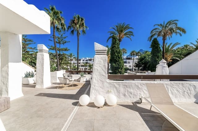 4 sypialnia Penthouse na sprzedaż w Puerto Banus, Marbella z basenem garażem - 3 200 000 € (Ref: 9100687)