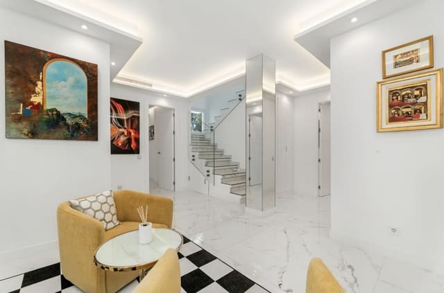 4 sypialnia Penthouse na sprzedaż w Puerto Banus, Marbella z basenem garażem - 3 200 000 € (Ref: 9100687)