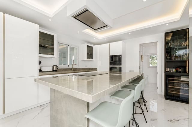 4 soveværelse Penthouse til salg i Puerto Banus, Marbella med swimmingpool garage - € 3.200.000 (Ref: 9100687)