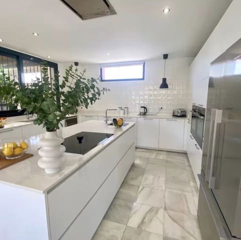 6 makuuhuone Huvila myytävänä paikassa Marbella mukana uima-altaan - 1 400 000 € (Ref: 9100690)