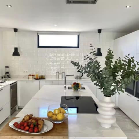 6 makuuhuone Huvila myytävänä paikassa Marbella mukana uima-altaan - 1 400 000 € (Ref: 9100690)