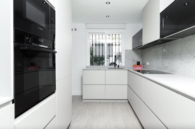 3 sypialnia Apartament na sprzedaż w La Quinta, Benahavís z basenem garażem - 590 000 € (Ref: 9108635)