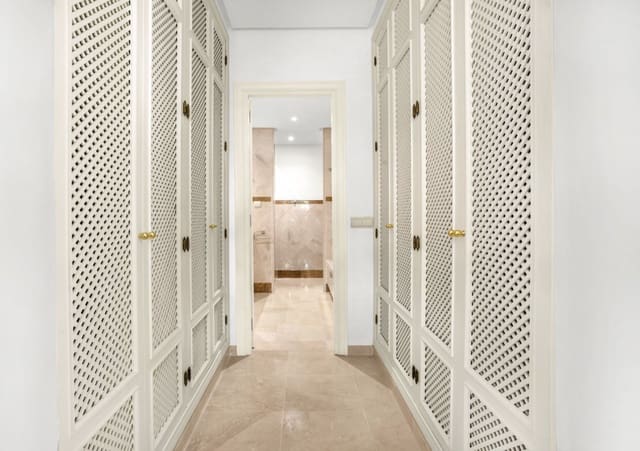 3 sypialnia Apartament na sprzedaż w Puerto Banus, Marbella z basenem garażem - 1 200 000 € (Ref: 9134409)