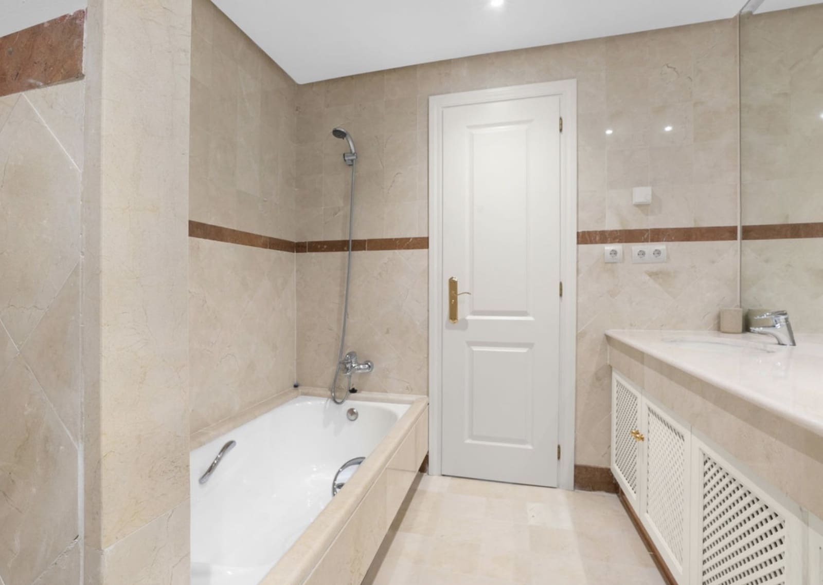 3 sypialnia Apartament na sprzedaż w Puerto Banus z basenem garażem - 1 200 000 € (Ref: 9134409)