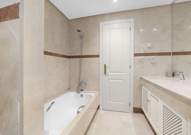 3 sypialnia Apartament na sprzedaż w Puerto Banus, Marbella z basenem garażem - 1 200 000 € (Ref: 9134409)