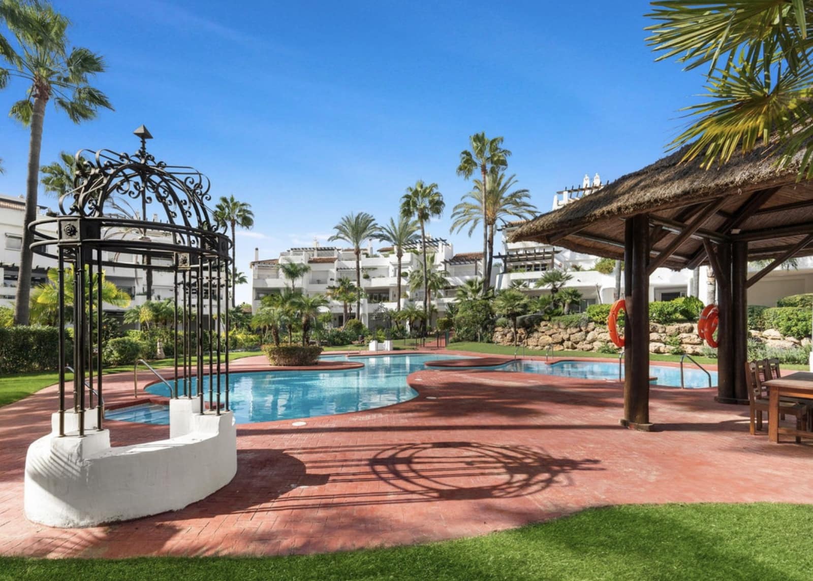 3 sypialnia Apartament na sprzedaż w Puerto Banus z basenem garażem - 1 200 000 € (Ref: 9134409)