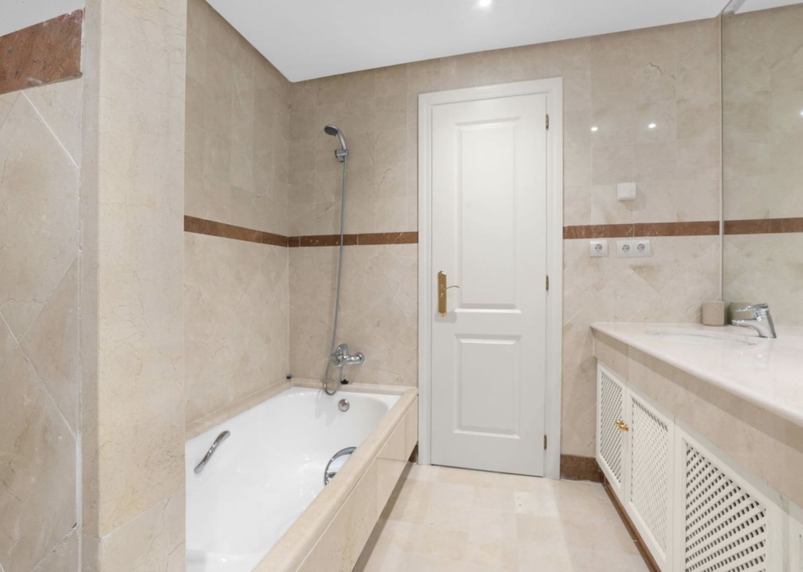 3 soveværelse Lejlighed til salg i Puerto Banus med swimmingpool garage - € 1.200.000 (Ref: 9134409)