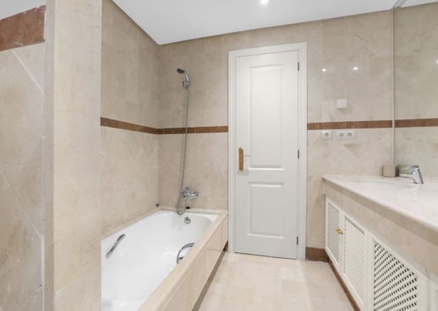 3 soveværelse Lejlighed til salg i Puerto Banus, Marbella med swimmingpool garage - € 1.200.000 (Ref: 9134409)