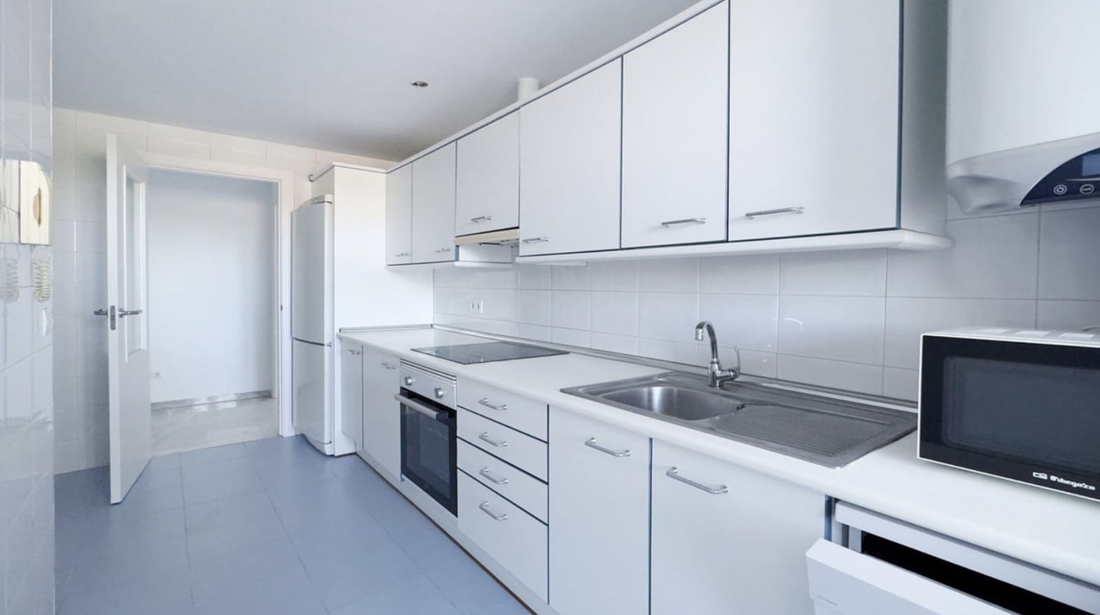 2 soverom Leilighet til salgs i Nueva Andalucia med svømmebasseng garasje - € 365 000 (Ref: 9171389)